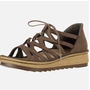 Brand new Naot Women's Yarrow Coffee Bean Sandal, 38